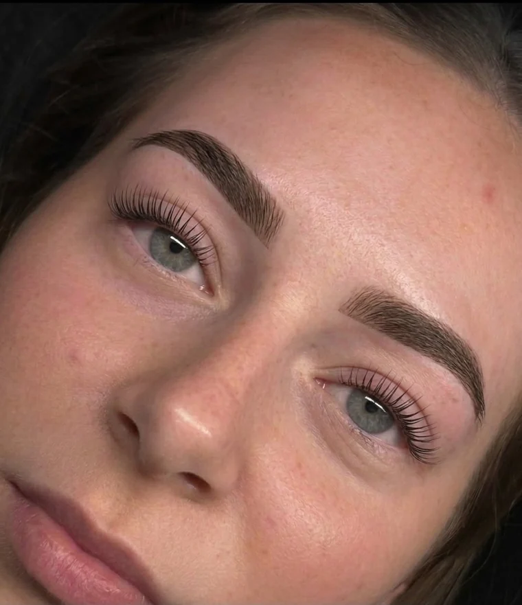 Browlamination en Korean lash lift resultaat bij Beauty by Noa
